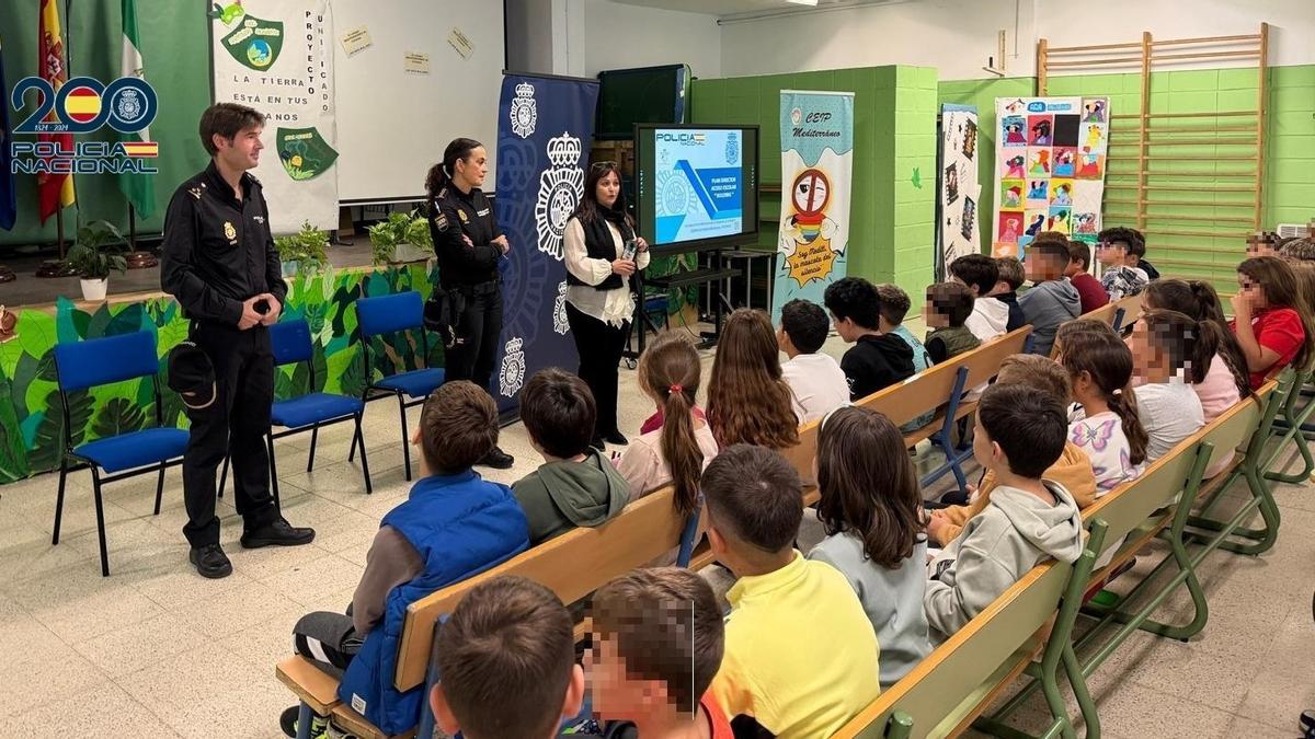 Luis Toribio, María Dolores López y María Josefa Mantas, durante la sesión con los escolares.