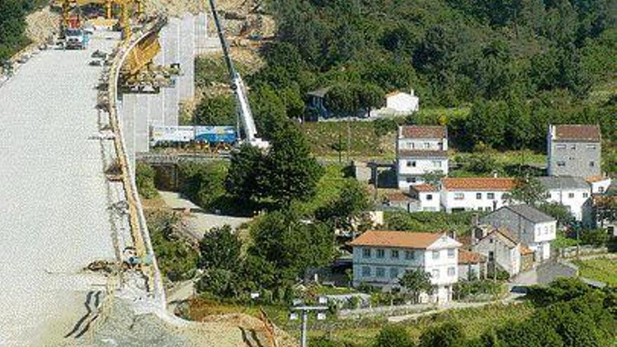 Obras do TAV ao seu paso por Botos, preto da zona onde apareceron restos dunha calzada. / bernabé/javier lalín