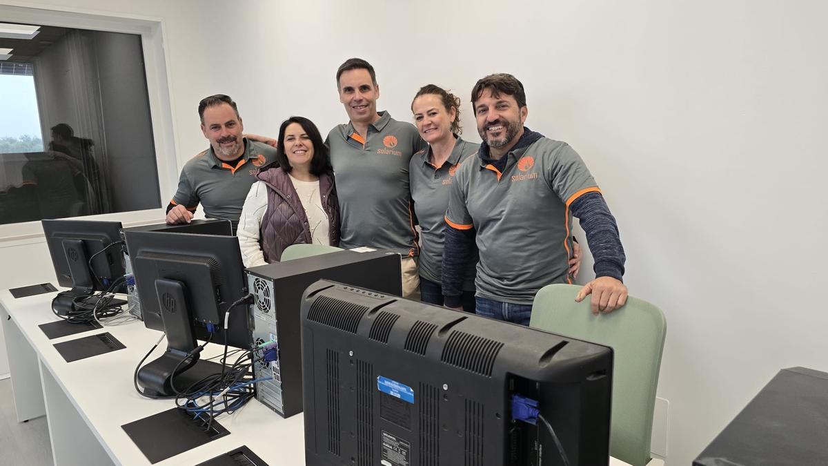 Directivos y personal de Solarium, en la sala ‘coworking’ puesta al servicio de otros empresarios.