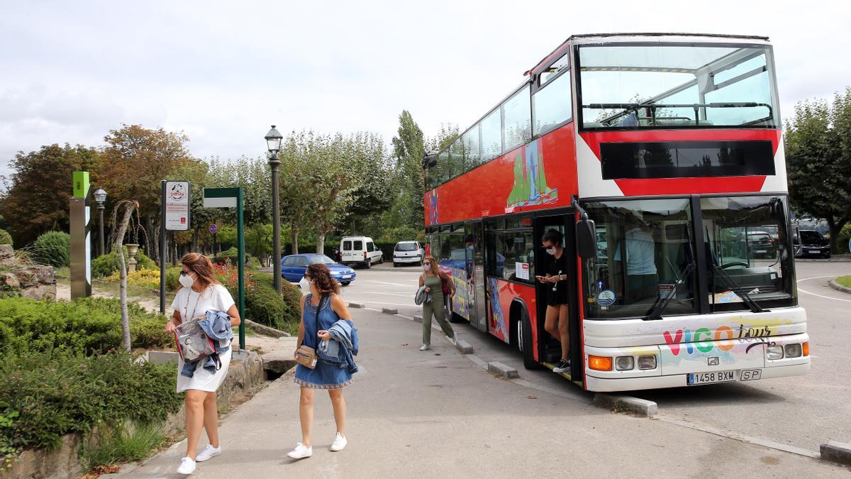 TURISTAS Y VISITANTES EN EL INTERIOR DEL AUTOBUS O BUS TURISTICO &quot;VIGO TOUR&quot; EN 2021