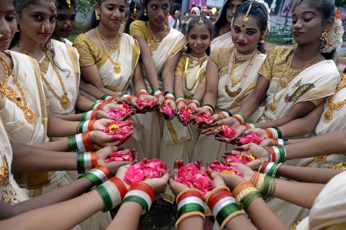 Estudiantes posan para fotografías antes de participar en una ceremonia para celebrar el 75º Día de la Independencia de la India, en el complejo deportivo ferroviario de Hyderabad.