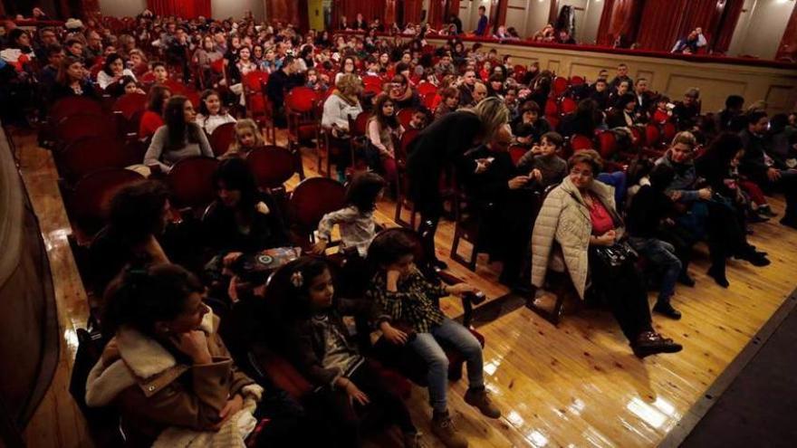 Público en el Palacio Valdés en la representación de &quot;Tragasueños&quot;.