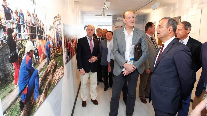 Fernando Lastra, a la derecha, junto a Jesús Manuel Sánchez Antuña, ayer, en el stand de Langreo en la Feria de Muestras de Asturias.