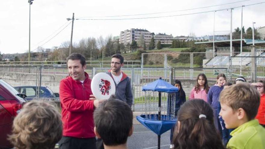 Los alumnos del Colegio Veneranda Manzano se apuntan a la moda del «frisbeegolf»