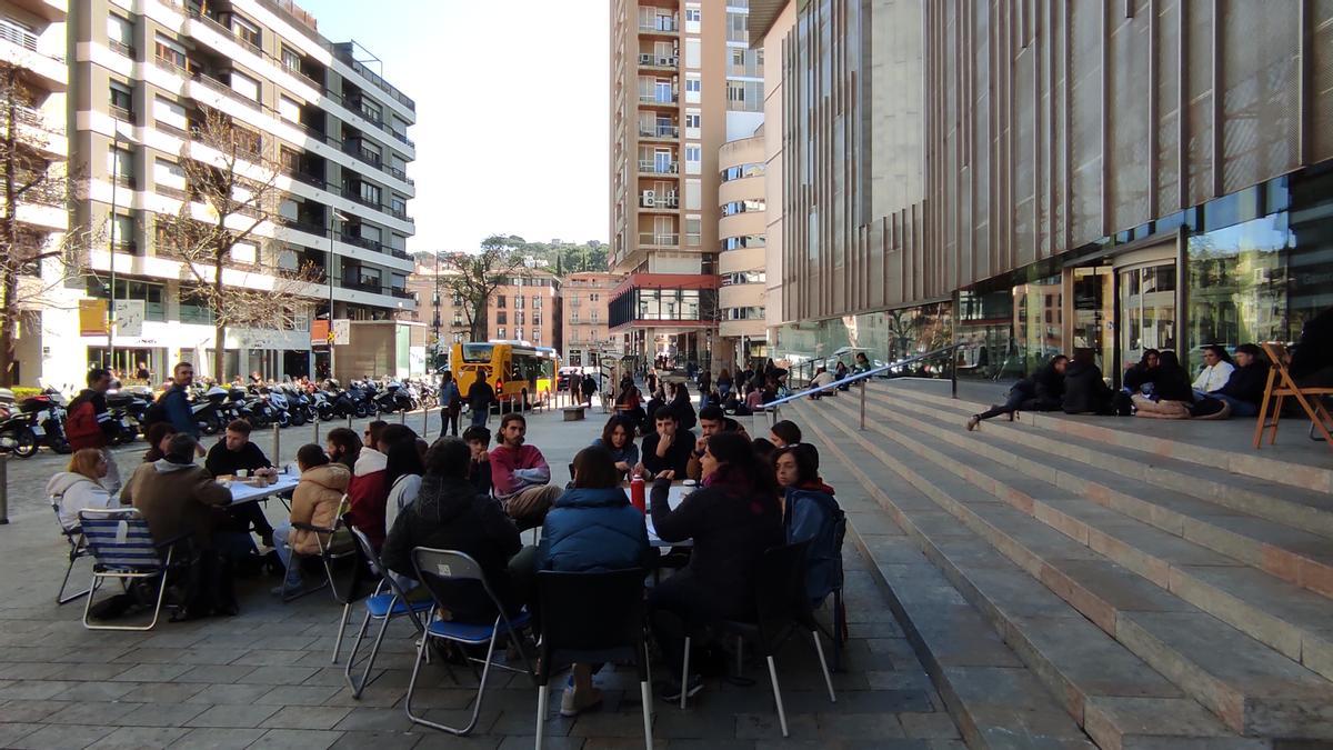 Diversos treballadors reunits davant la seu de la Generalitat com a acció de protesta