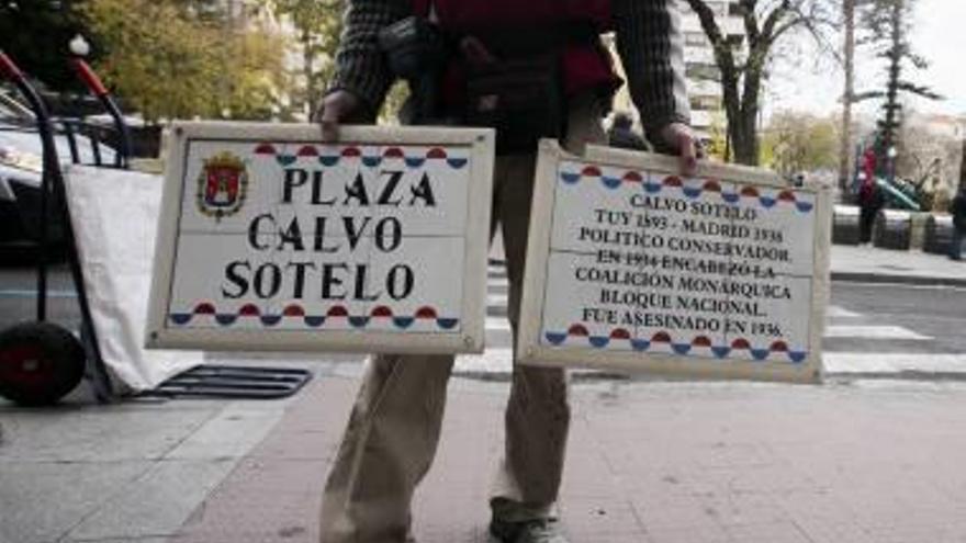 Una de las placas de la plaza en honor a Calvo Sotelo.