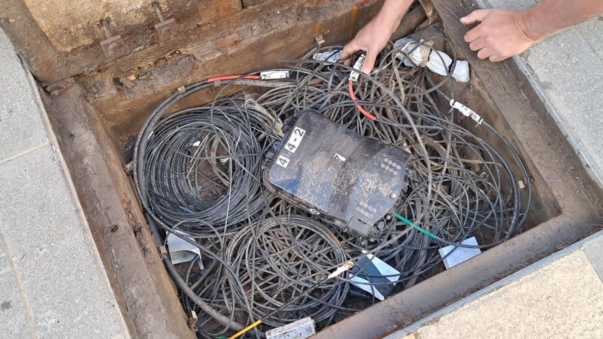 Cableado afectado por las ratas, en la barriada de San Antonio de Mérida.