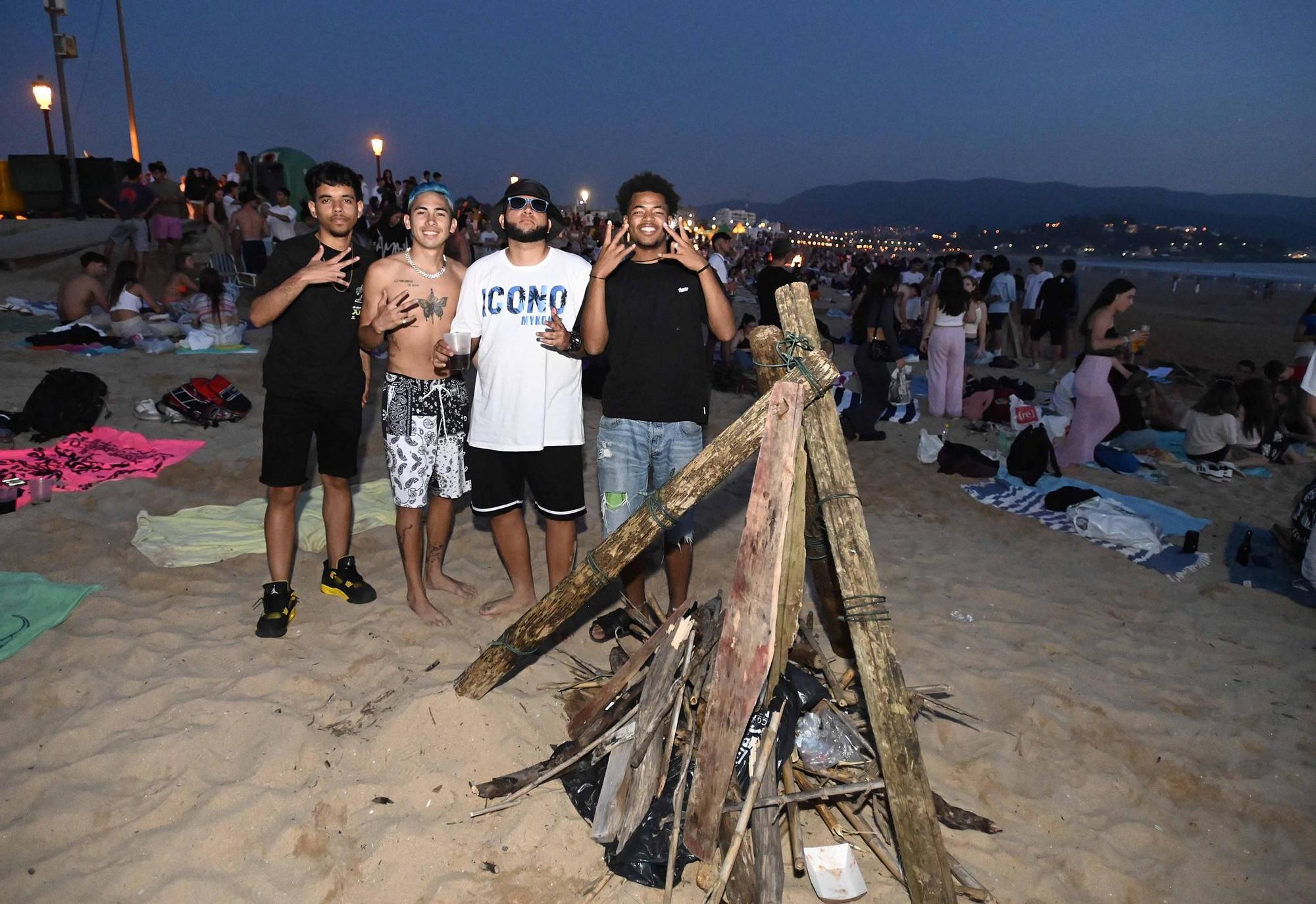 Ambientazo en las playas y plazas llenas para celebrar la noche meiga