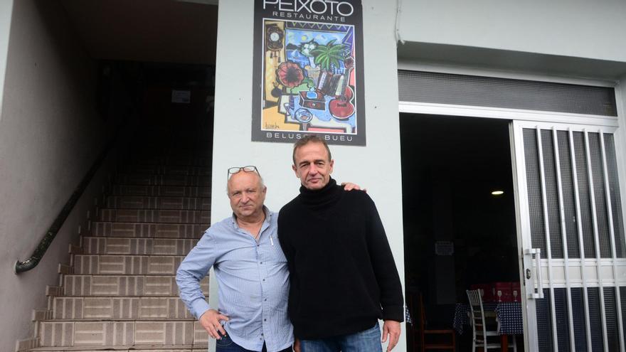 El conde Lecquio, ayer en Beluso, junto a su amigo Manuel Bouzón del restaurante Peixoto.