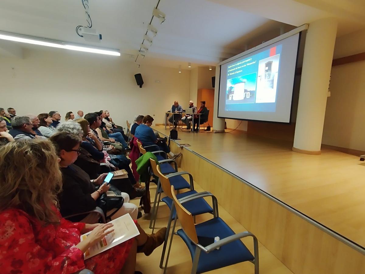Público asistente a la presentación de La Piedriquina en Posada de Llanera.