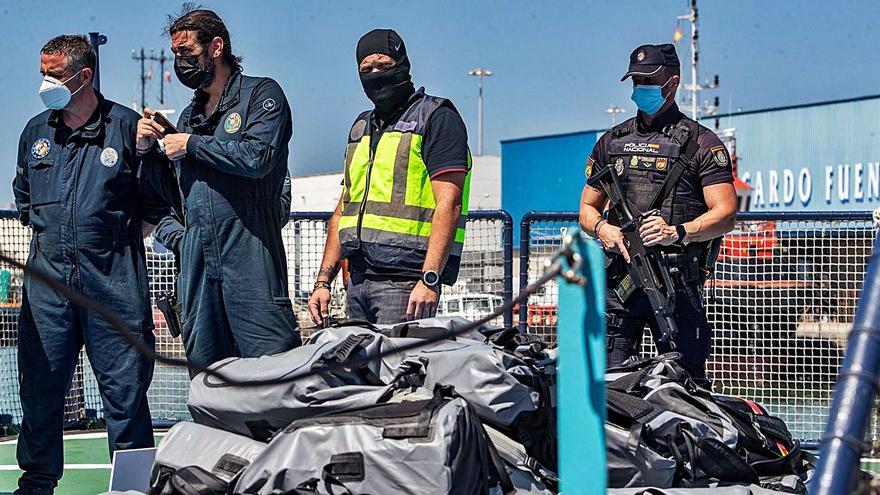 Varios agentes custodian la cocaína en el puerto de Cádiz.