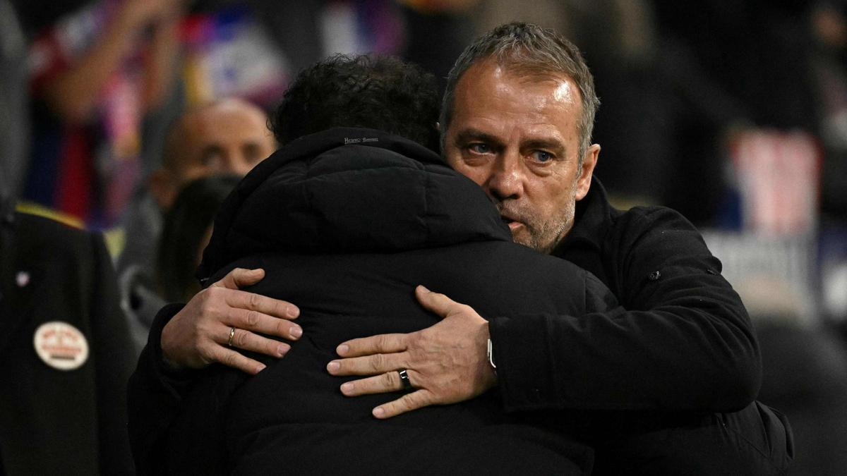 Simeone y Flick se abrazan antes del Atlético-Barça en el Metropolitano.