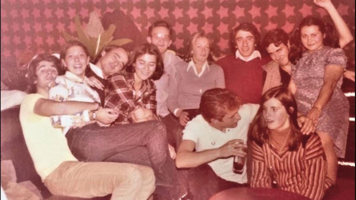 Toni Mestre, Charo Golf, Lucho Reverte con una amiga, Javier Muro, Carmina Sánchez, Luis Sánchez, Fernando Montes, Quica, Chelín y una amiga belga,  en la discoteca Tubo sobre 1974.