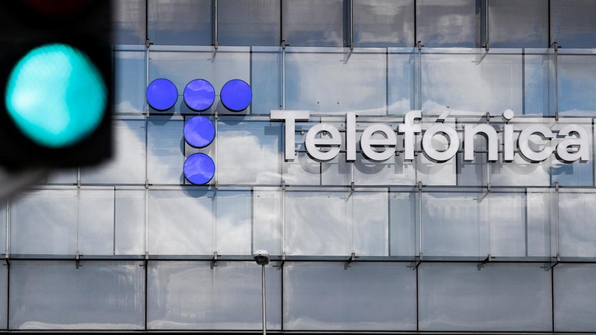 El logo de Telefónica, en sus oficinas centrales de Madrid