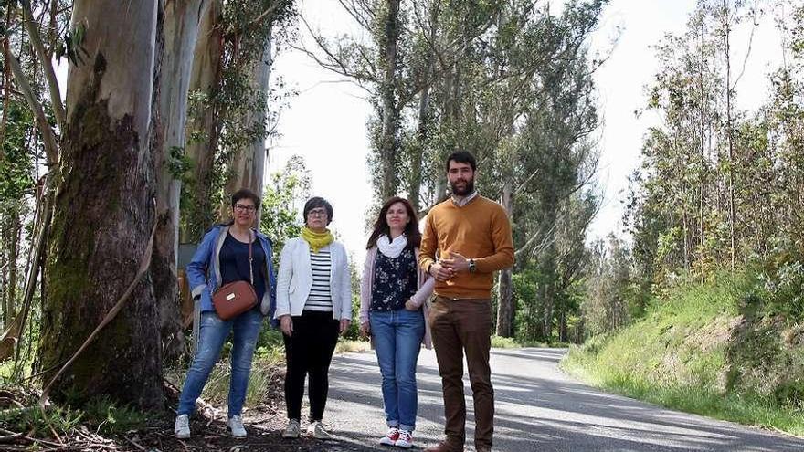 Imagen de la visita de los socialistas al vial. // Bernabé/J. Carlos Asorey