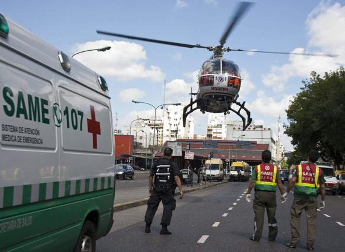 Un helicòpter trasllada alguns ferits de l’accident de tren.
