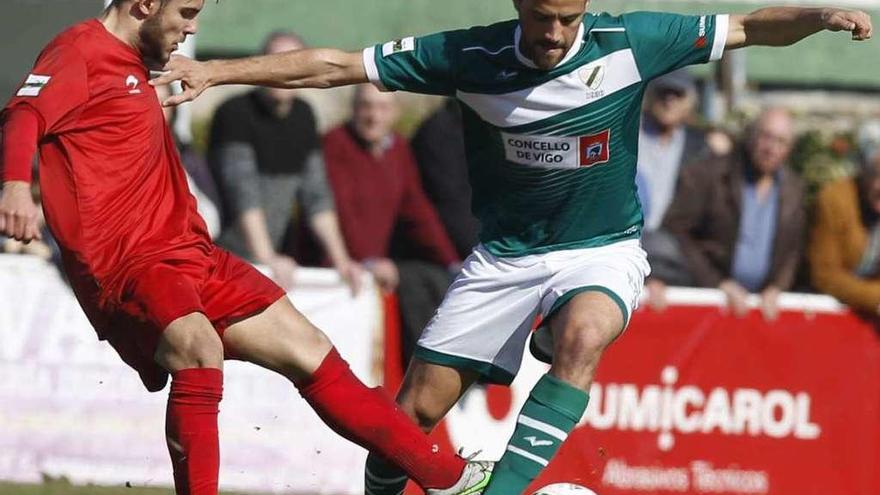 Mateo controla un balón ante la oposición de un rival, en un partido en O Vao. // Ricardo Grobas