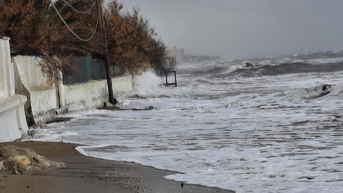 El temporal ha vuelto a golpear hoy los muros de las casas de primera línea del litoral donde no queda playa