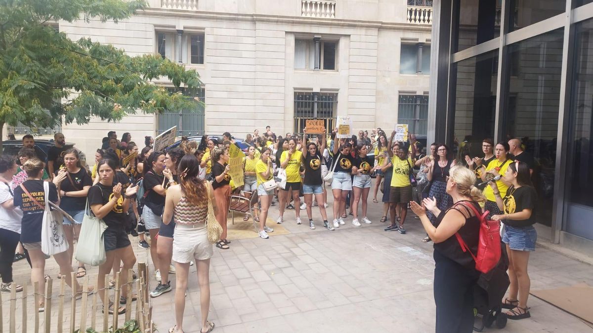 Las maestras protestan en la entrada del Ayuntamiento de Barcelona.