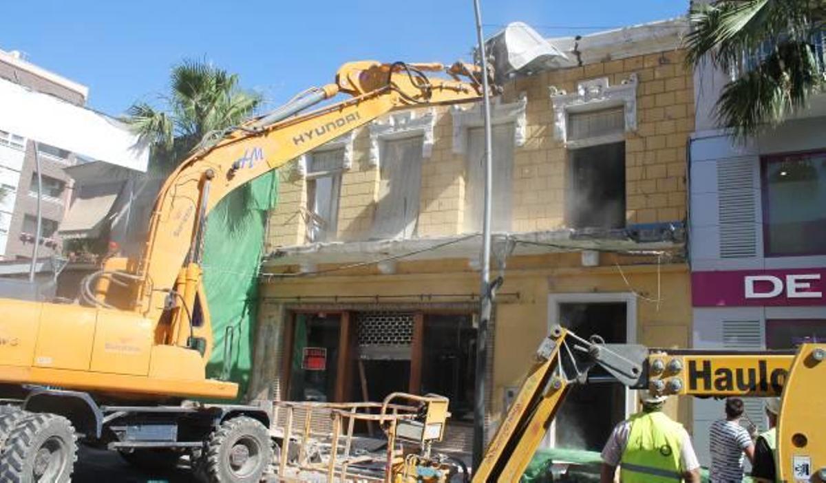 Imagen del derribo de la vivienda en la calle Ramón Gallud el pasado día 16 de mayo.