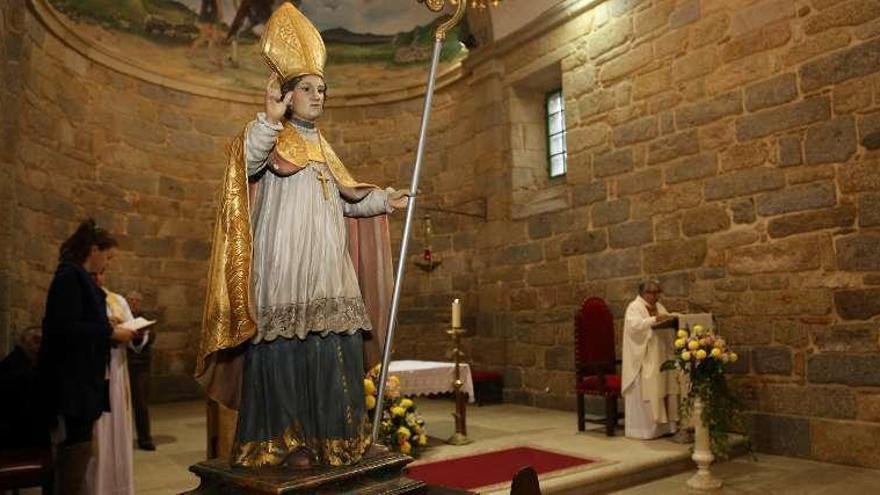 La misa del día de san Martiño, que reunió a pocos fieles, aunque tendrán otra oportunidad el sábado que viene. // Muñiz