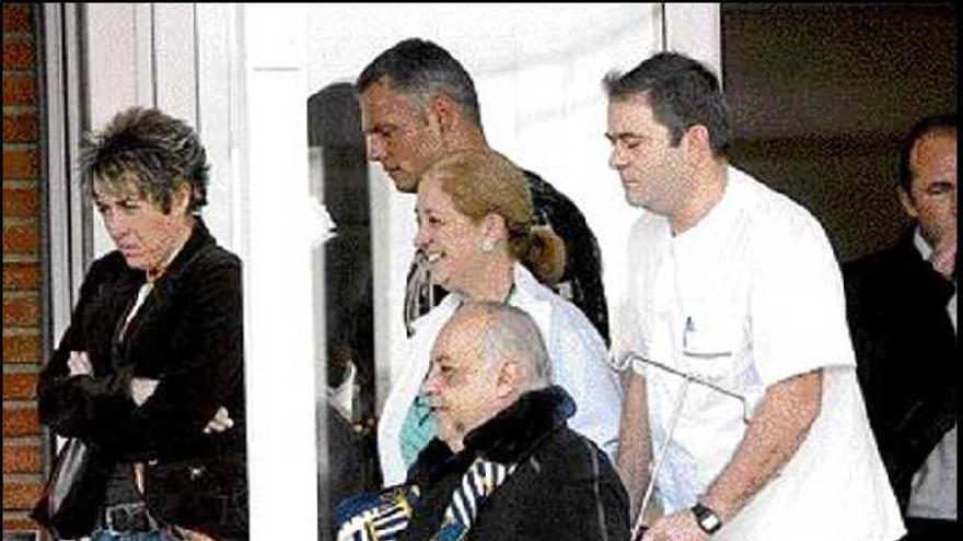 José Luis Moreno, en el momento de abandonar la clínica Ruber. / efe