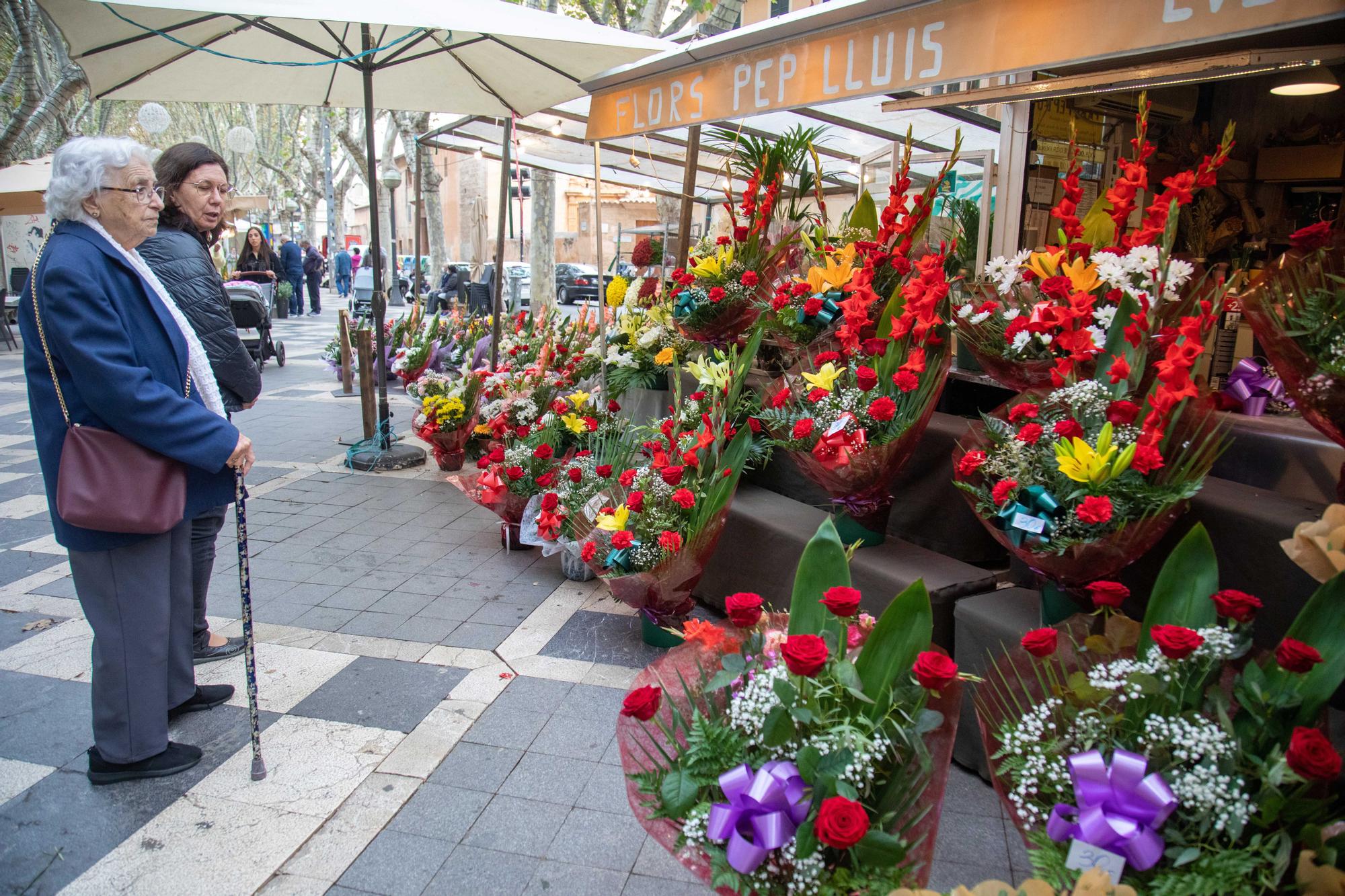 Las floristas de la Rambla registran buenas ventas aunque escalonadas por Tots Sants