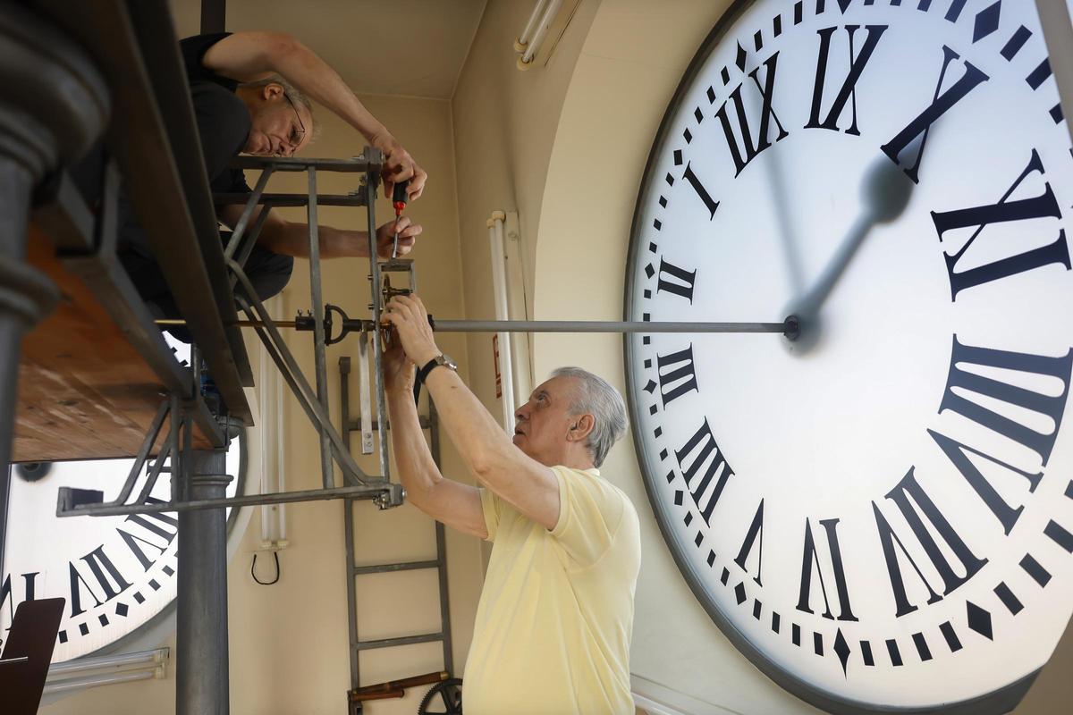 Trabajo interior del cambio de hora en el reloj de la Puerta del Sol (2)