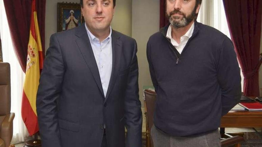 El presidente de la Diputación, izda., ayer, con el alcalde de Vilasantar.