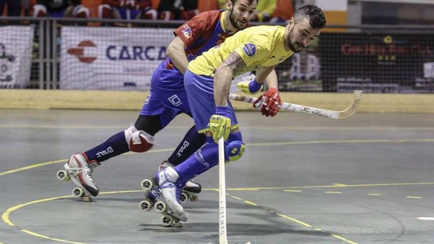 Pedro González controla la bola en el Asturhockey-Alcoy de esta temporada.