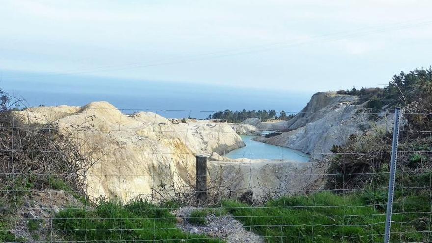 Nueva valla y balsas en Monte Neme al fondo; y cartel de prohibido el paso.