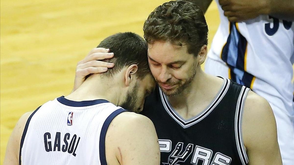 Los hermanos Gasol se funden en un abrazo en la NBA.