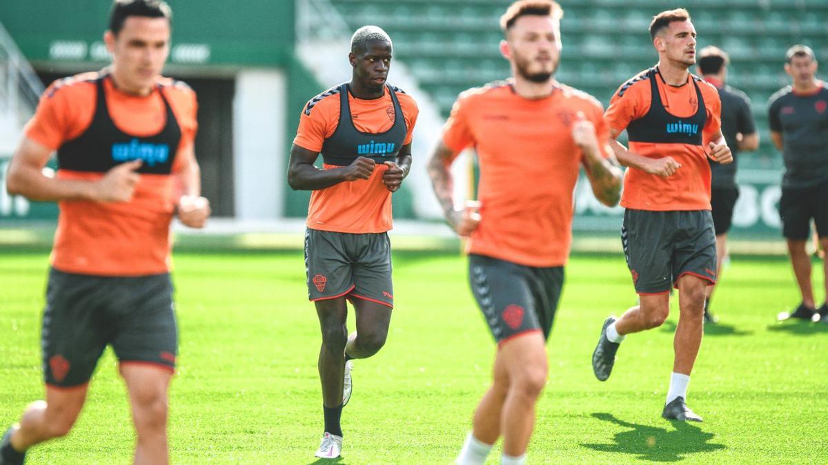 Los jugadores del Elche, este jueves, durante su primer entrenamiento en el Martínez Valero