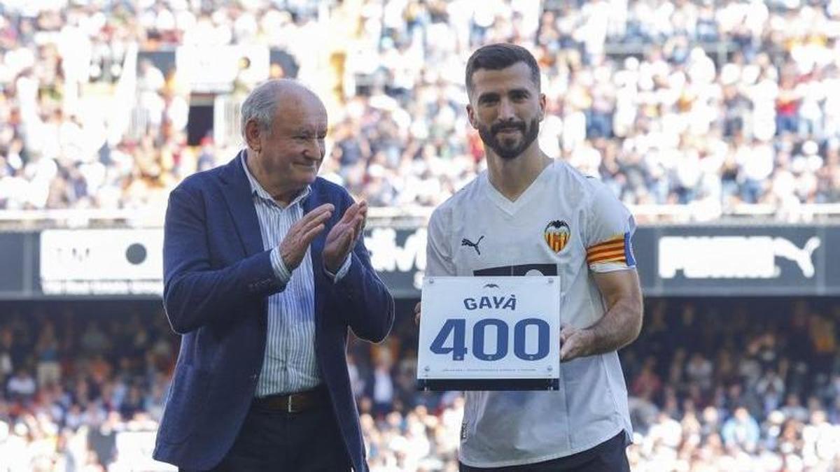 Saura hizo entrega a Gayà de la placa de los 400 partidos