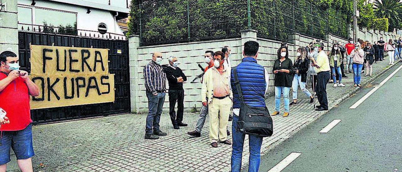 Protesta de vecinos por una casa okupada durante el estado de alarma.