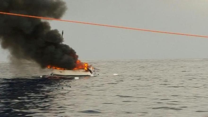 Fischerboot geht vor Port d&#039;Andratx in Flammen auf