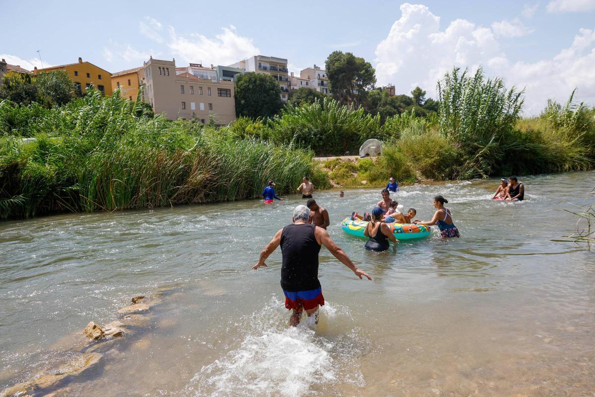 Bañistas en el Túria.