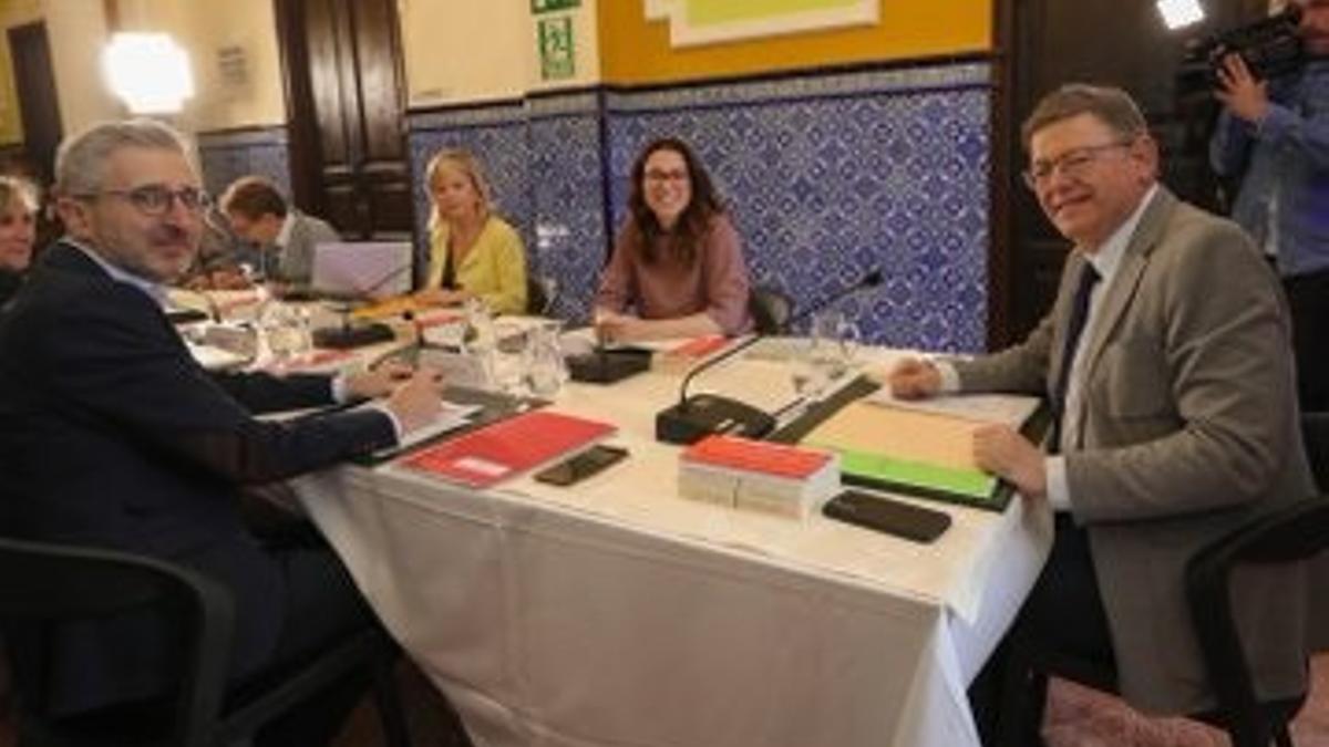 En primer término, Arcadi España, Ximo Puig y Aitana Mas en el Consell celebrado en Montanejos.