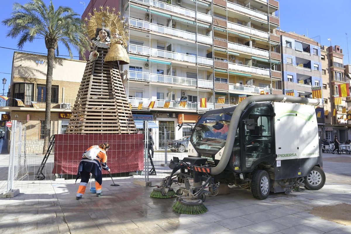 Limpieza ante el cadafal de la Virgen.