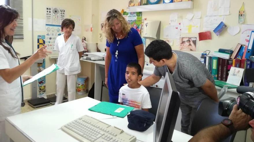 Un niño del programa &#039;Vacances en Pau&#039; durante la revisión médica.