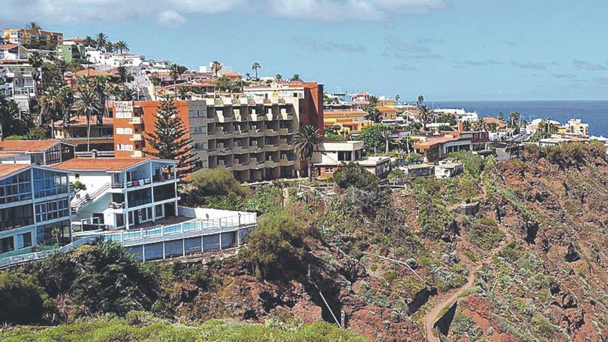 La mujer que okupó en Tenerife una vivienda tras venderla se la cede a tres jóvenes