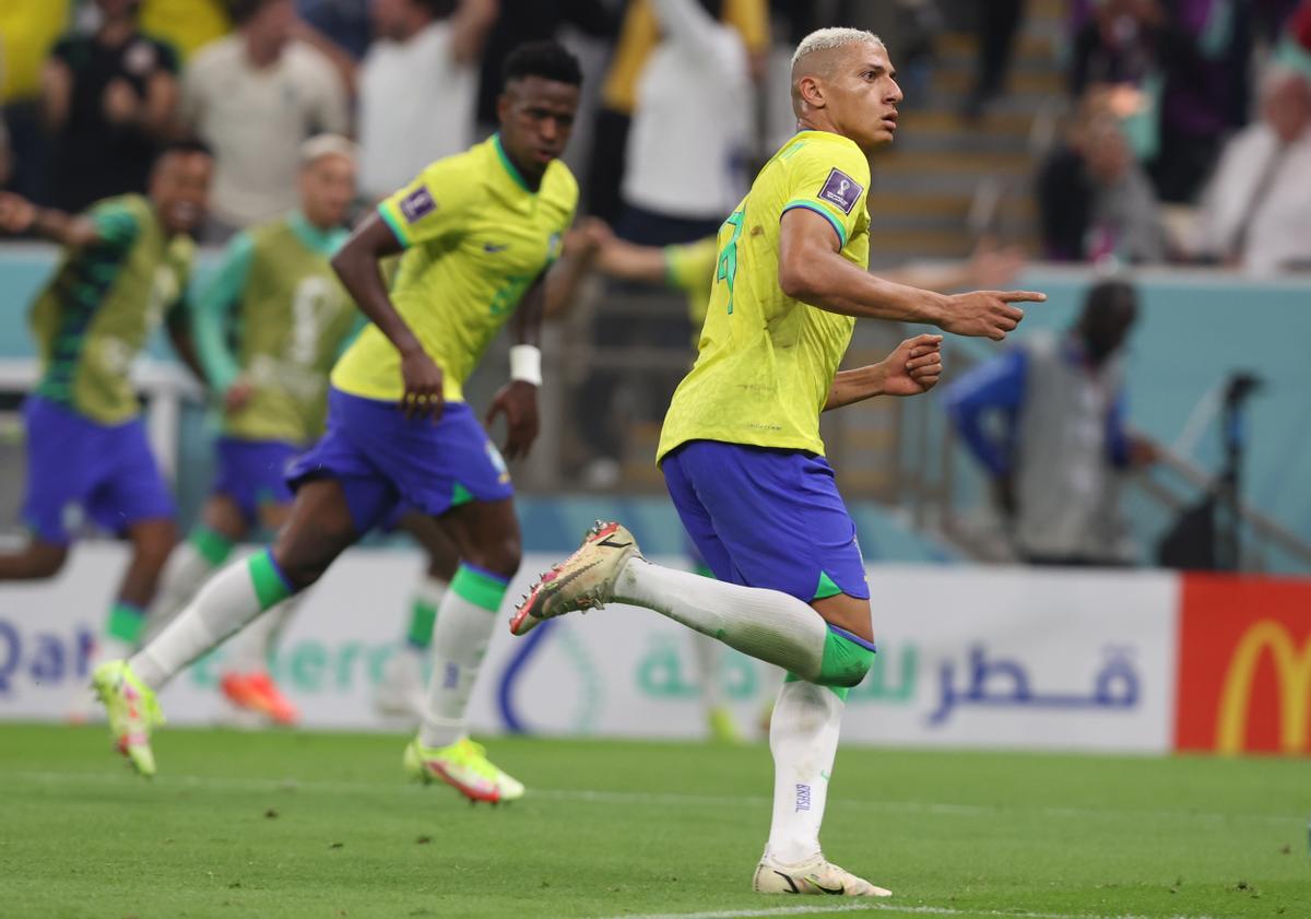 Lusail (Qatar), 24/11/2022.- Richarlison of Brazil celebrates scoring the 2-0 during the FIFA World Cup 2022 group G soccer match between Brazil and Serbia at Lusail Stadium in Lusail, Qatar, 24 November 2022. (Mundial de Fútbol, Brasil, Estados Unidos, Catar) EFE/EPA/Tolga Bozoglu