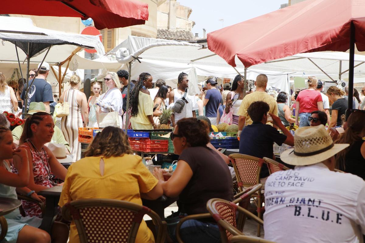 Mallorcas internationaler Wochenmarkt: So trubelig geht es mittwochs in Santanyí zu