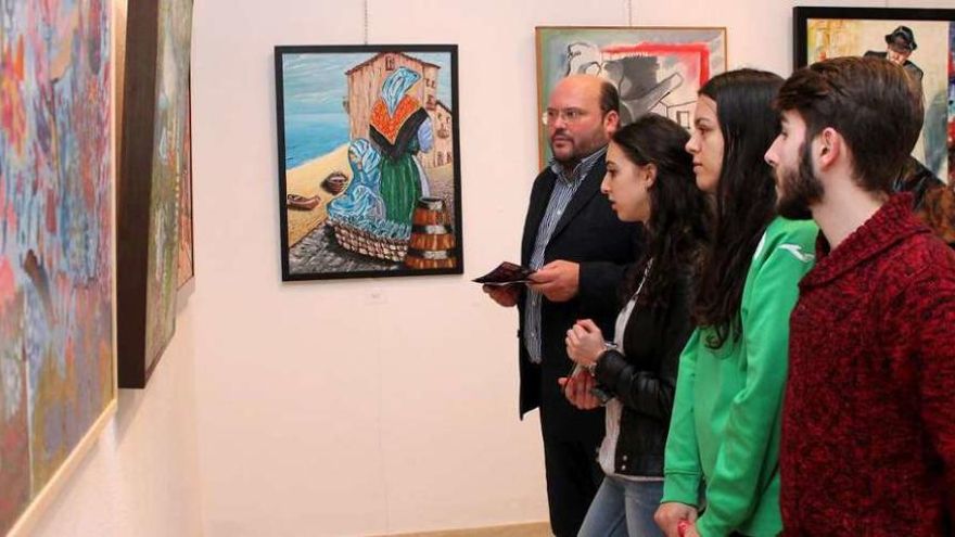 "Cores con palabras" se expone hasta el sábado en la sala Abanca de A Estrada. // Bernabé / Noelia Porta