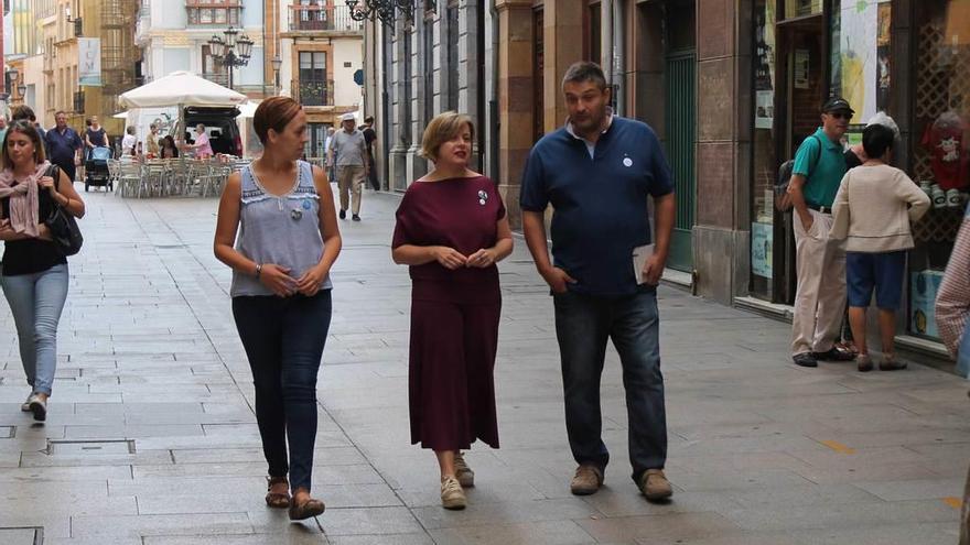 Lorena Rodríguez, Ana Taboada y Alberto Cañedo, ayer, en Oviedo.