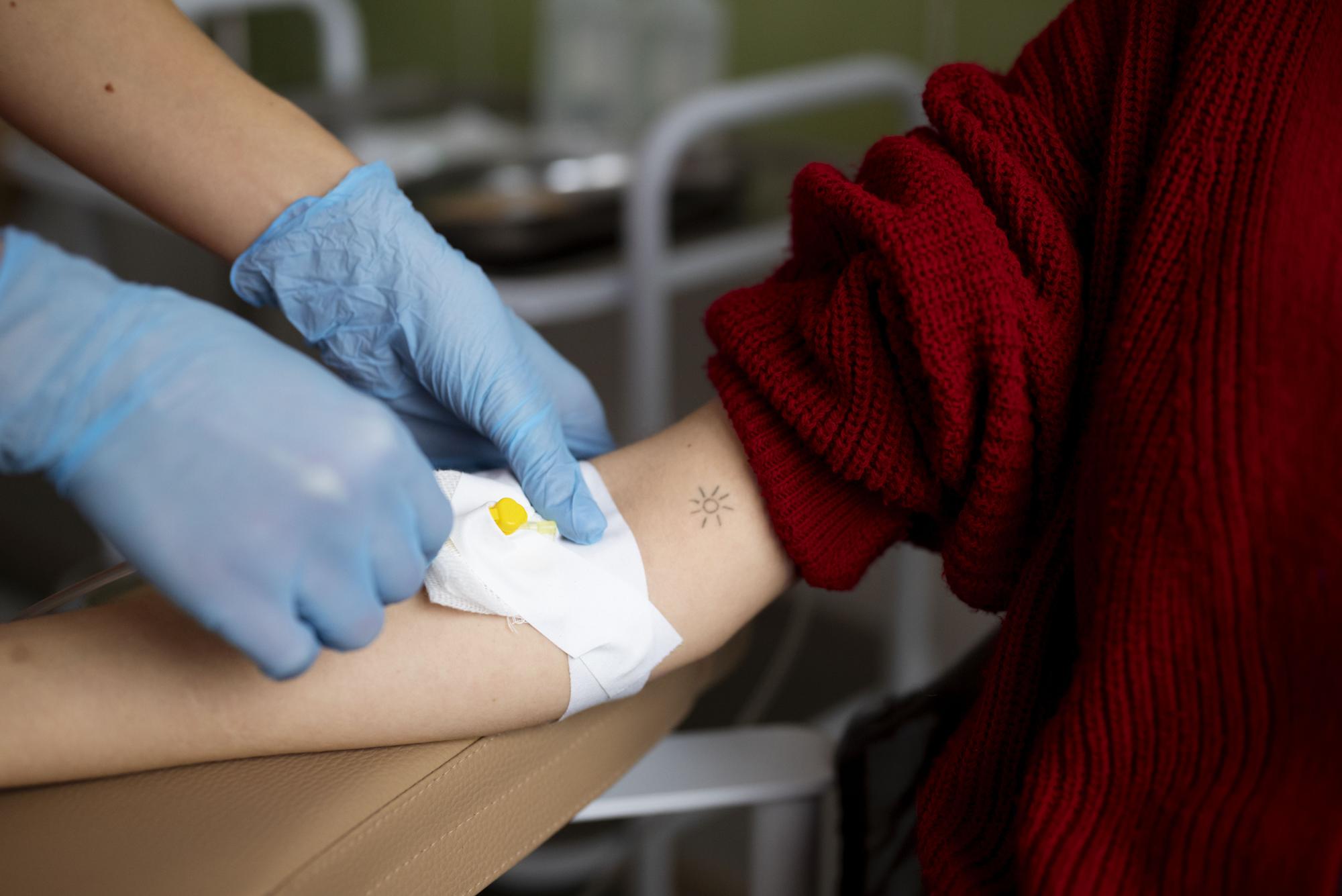 Un paciente recibe un tratamiento de quimioterapia.