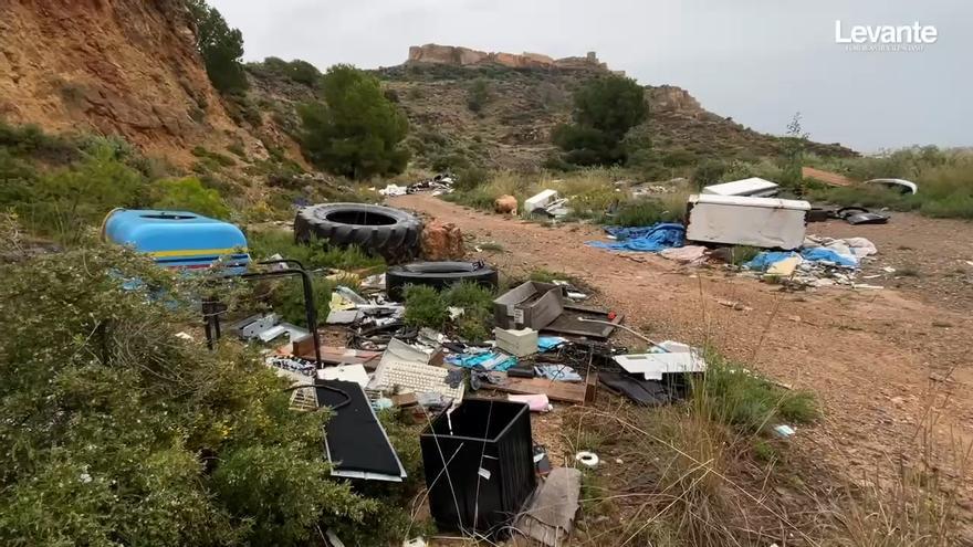 Crecen los vertidos incontrolados junto al Castillo de Sagunt