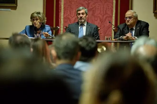La ministra de Sanidad, María Luisa Cardeco, acude a la presentación del informe sobre la fiebre amarilla en La Laguna