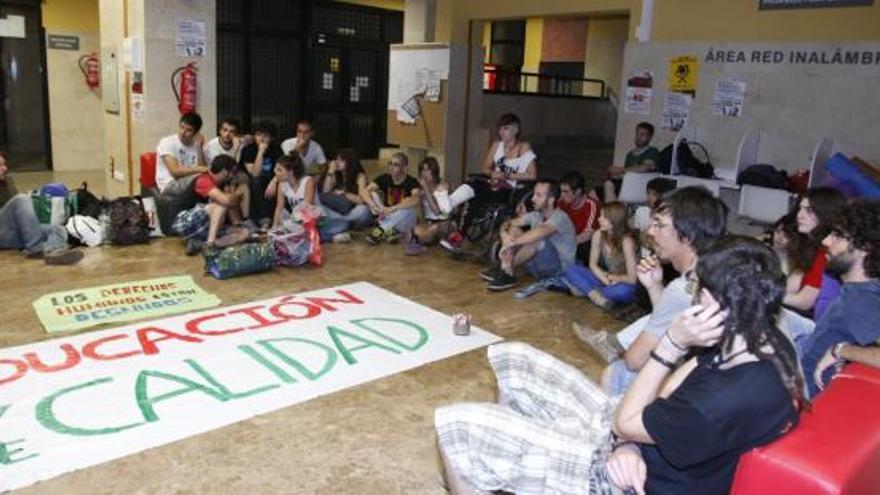 Protesta. Encierro de estudiantes en la Merced