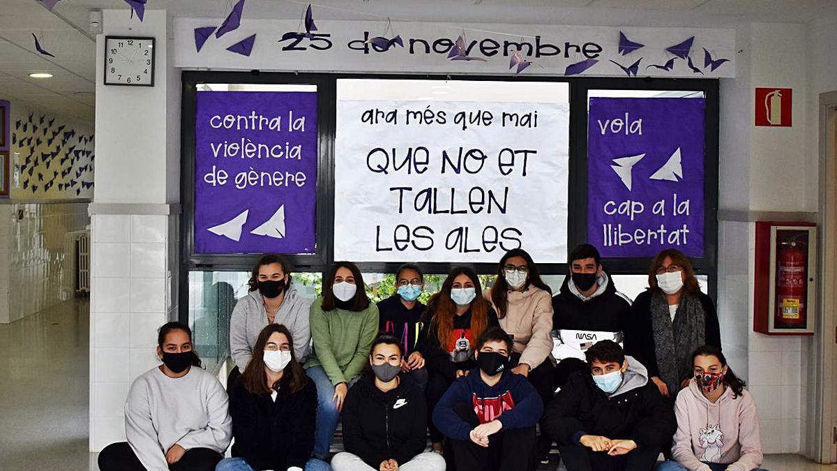 L’alumnat de l’IES Sollana encoratja a fer front a les violències masclistes i «volar cap a la llibertat»